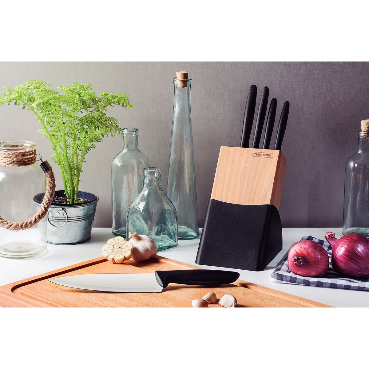 طقم سكاكين ترامونتينا بلينوس، 6 قطع، بشفرات من الفولاذ المقاوم للصدأ، ومقابض من البولي بروبيلين الأسود، وكتلة خشبية