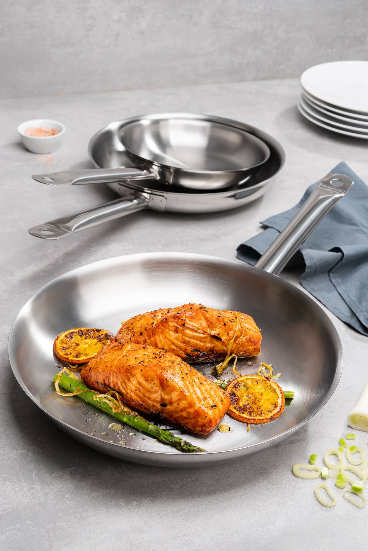 Tramontina Professional 30 cm 2.9 L shallow stainless steel frying pan with long handle and tri-ply base 62633300