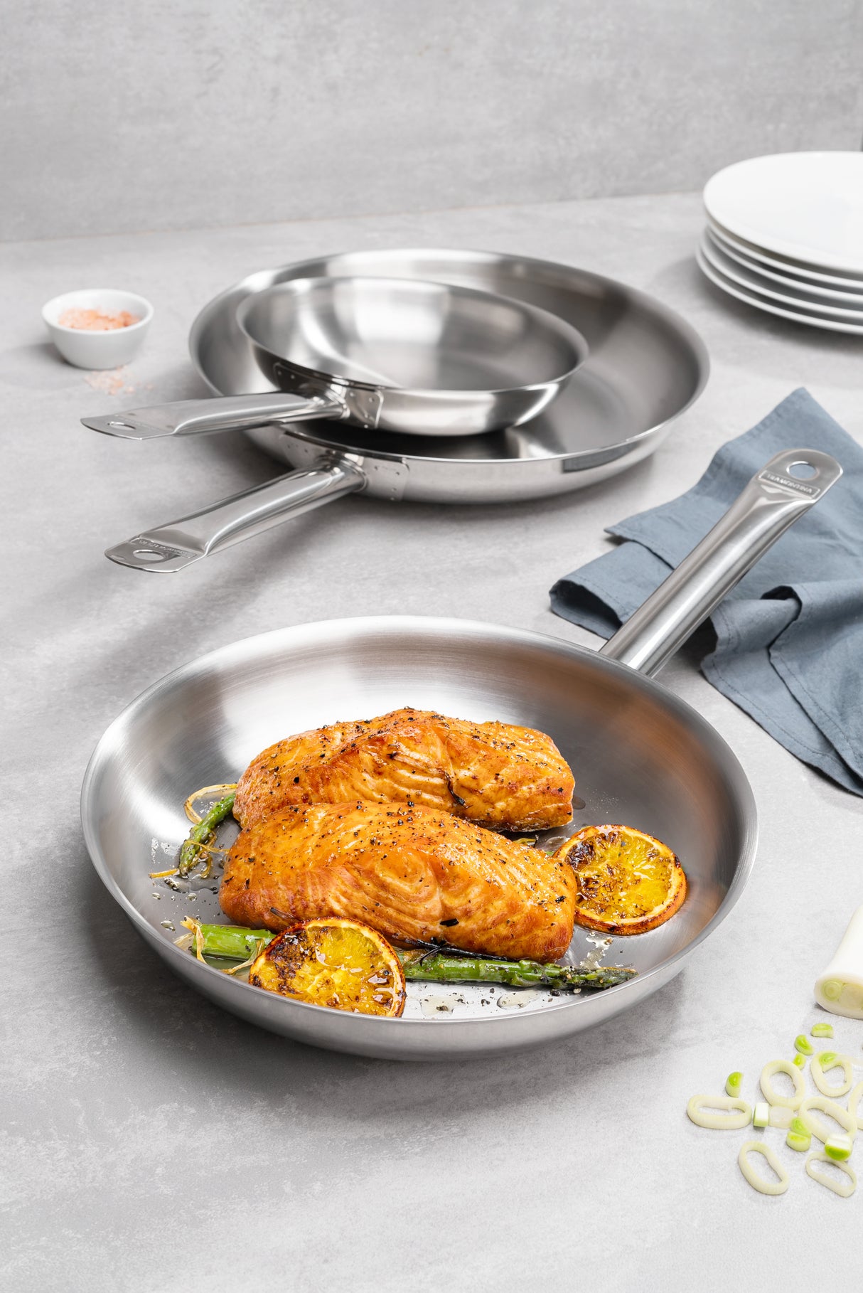 Tramontina Professional 30 cm 2.9 L shallow stainless steel frying pan with long handle and tri-ply base 62633300