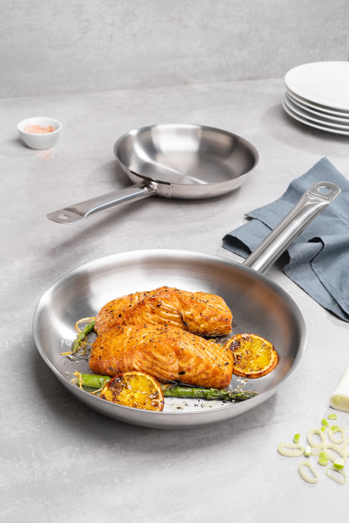 Tramontina Professional 30 cm 2.9 L shallow stainless steel frying pan with long handle and tri-ply base 62633300