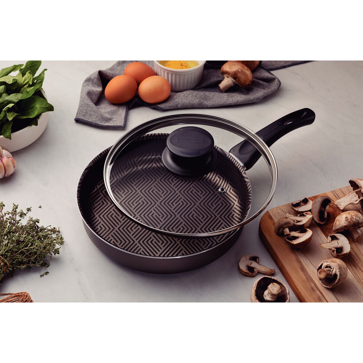 Tramontina Paris Aluminum Straight Frying Pan with Interior and Exterior Starflon Max Lead Nonstick Coating with a Glass Lid, 24 cm 2,0 L