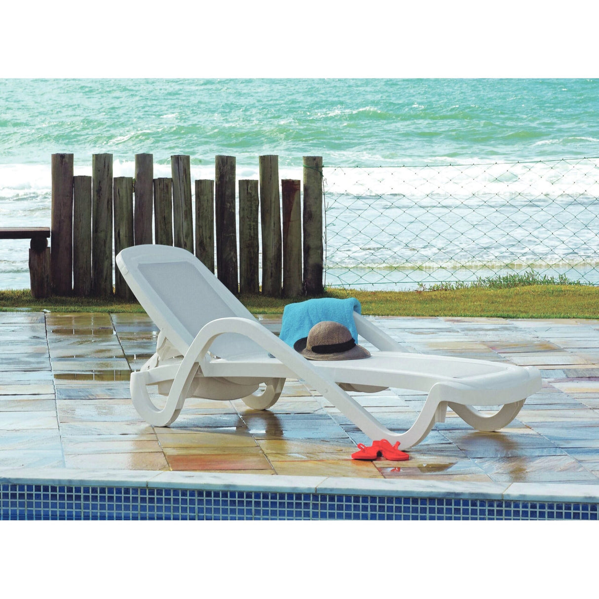 Tramontina Cancún White Polypropylene Sunlounger