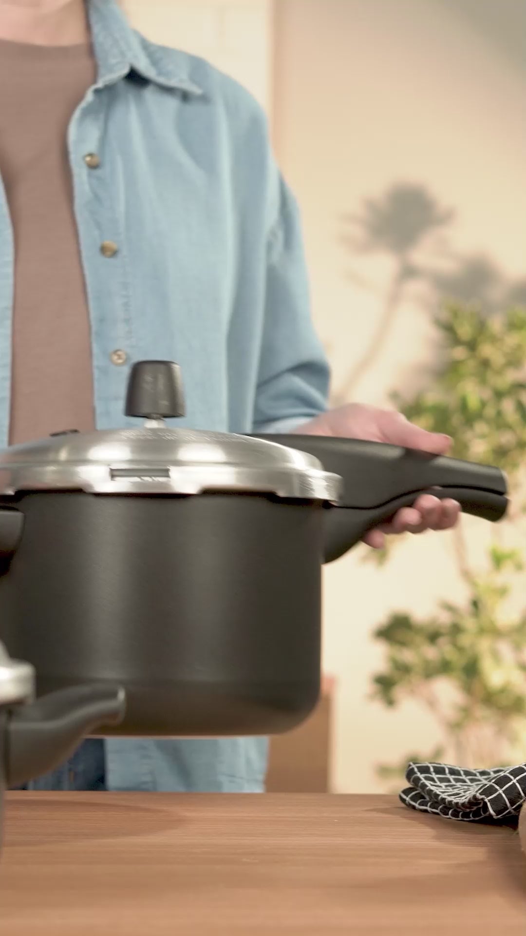 Tramontina Vancouver Effect Black Aluminum Pressure Cooker with Interior and Exterior Starflon Max Nonstick Coating, 20 cm, 4.5 L 20591420