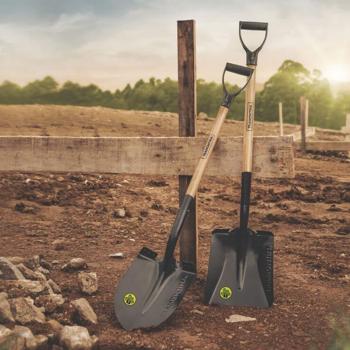 Tramontina American Round Mouth Shovel with 71cm Wood Handle